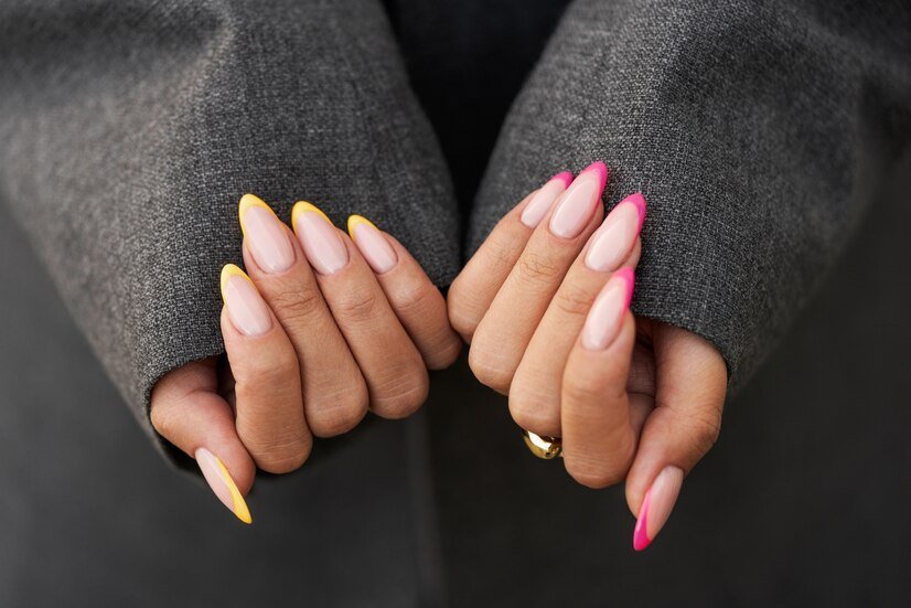 femme-montrant-son-nail-art-ongles_23-2149820439