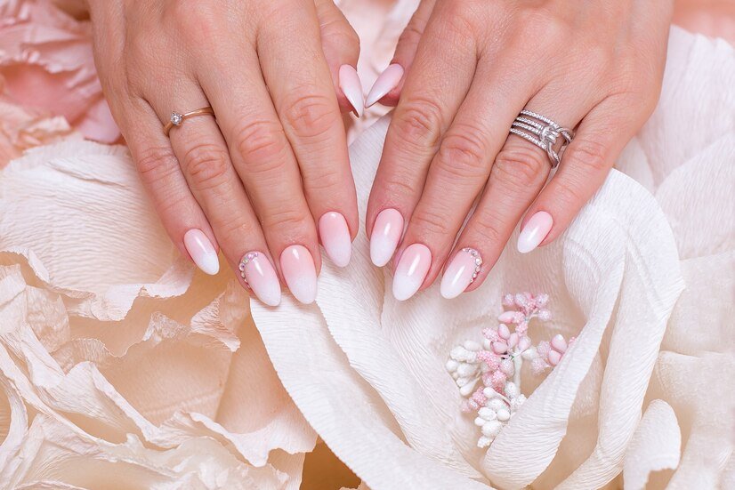 mains-feminines-ongles-manucure-ombre-vernis-gel-rose_285484-955