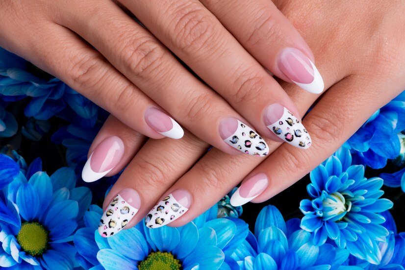 ongles-belle-femme-belle-manucure-francaise-design-artistique_186202-5310
